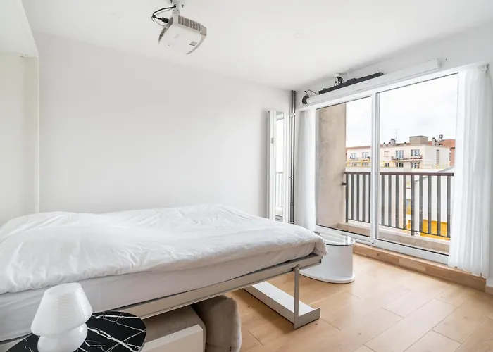 L'auguste - Face Rer B - Free Parking ג'נטילי